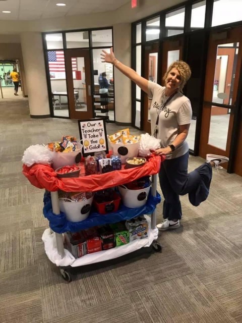 It has been a great first full week at Redding! THE KINDNESS CART   ️ made its first appearance of the year along with @meredithflinn97 and @stahlash to thank our staff for ALL of the their hard work. #Strive #StingersUp #HornetPride pic.twitter.com/6FZiXD9qbp